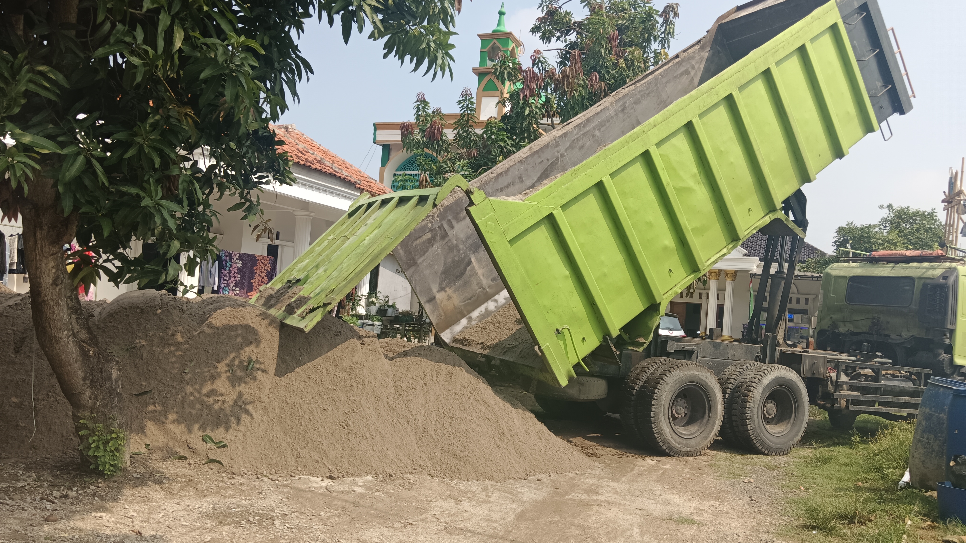 Bantuan material berupa Semen 400 sak dan Pasir 60 Kubik